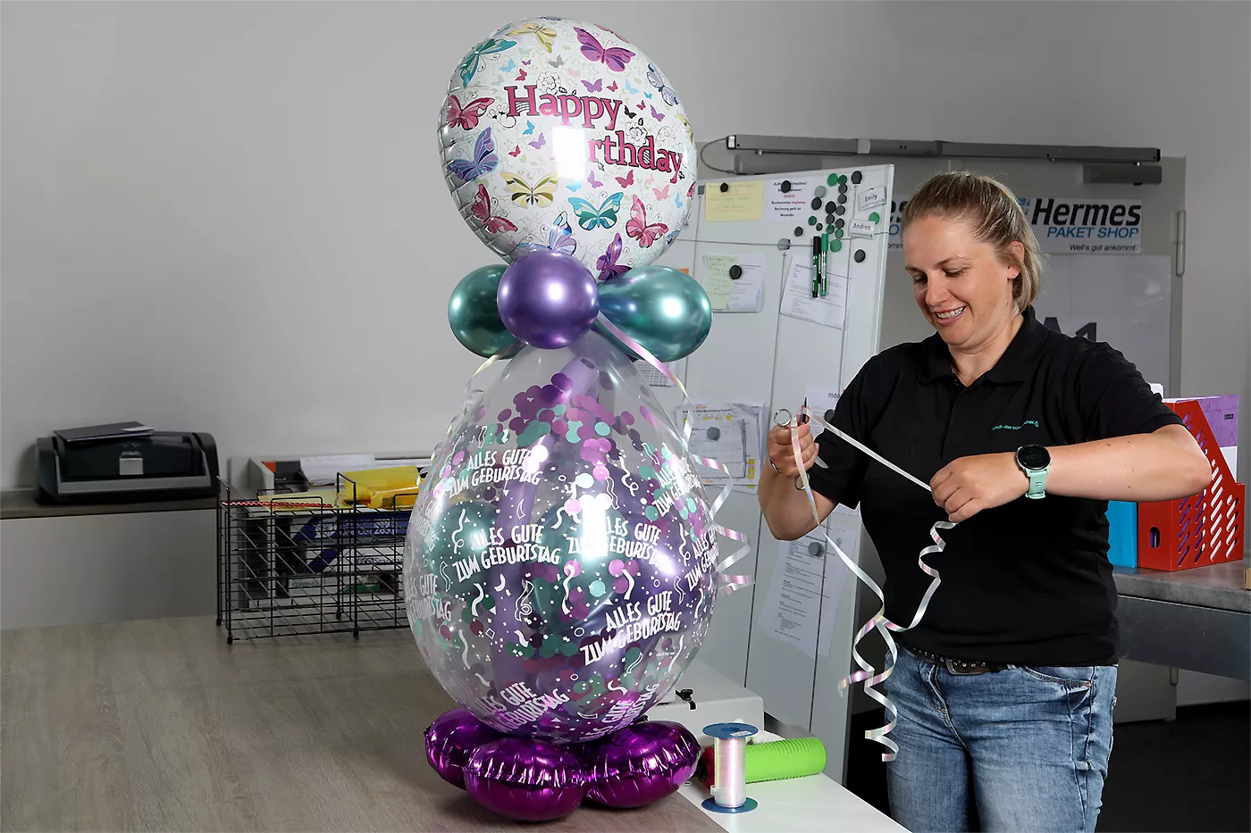 Kundenauftrag mit Geschenkballons im Servicecenter Mandt Büroorganisation